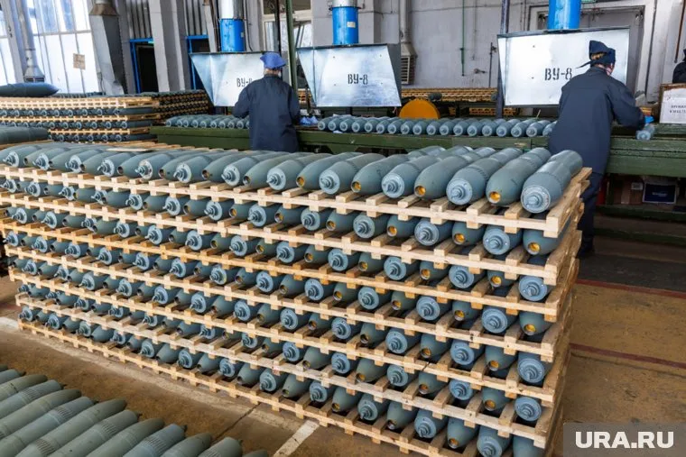 Россия производит больше оружия, чем Запад поставляет Украине, заявил Микаэль Бюден