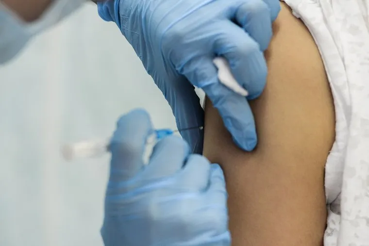 Вакцинация от гриппа. Челябинск, минздрав, укол, прививка, шприц, игла, медицина, вирус, вакцина от гриппа