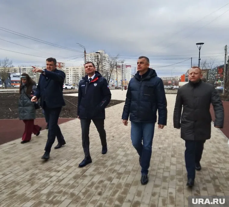 Сергей Буяков (второй слева) и Артем Барбашин (крайний справа) ознакомились с ходом благоустройства проспекта Победы 