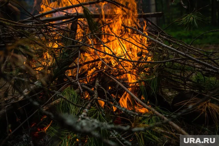 Мальчик пытался перепрыгнуть костер, но оступился