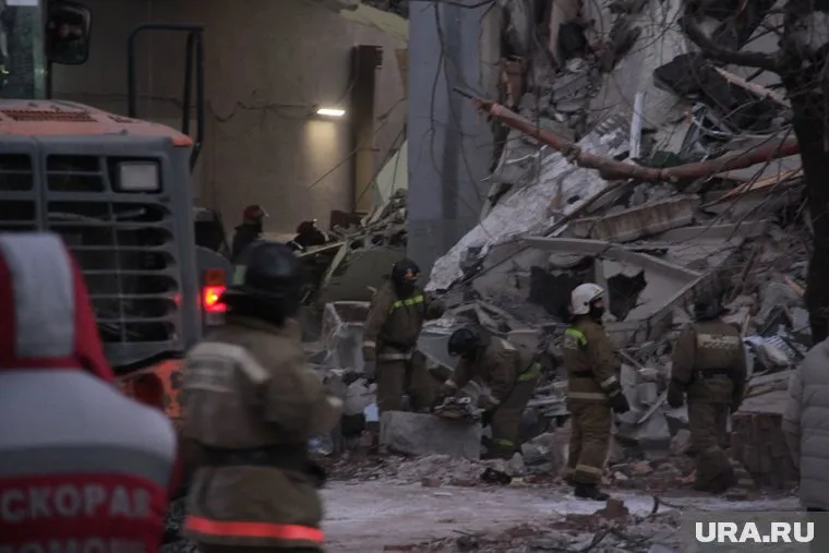 Под завалами могут находиться более 30 человек