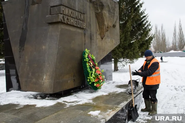 Памятник разведчику Николаю Кузнецову установлен на бульваре Культуры перед ДК УЗТМ в Екатеринбурге