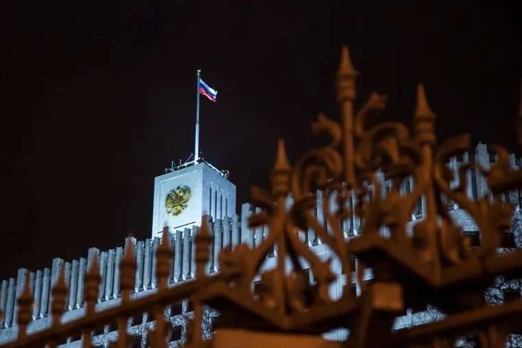 Москва, разное., белый дом, флаг россии, решетка, здание правительства рф