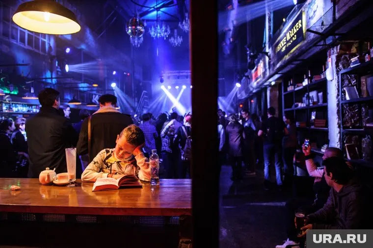 В барах и ночных клубах легче всего можно заразиться COVID-19, считают британские ученые