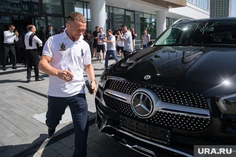 Петр Ян получил ключи от Mercedes из рук главы РМК Игоря Алтушкина
