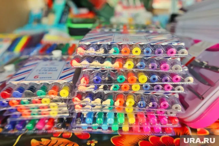 Школами Салехарда отправлены канцелярские принадлежности детям Волновахи