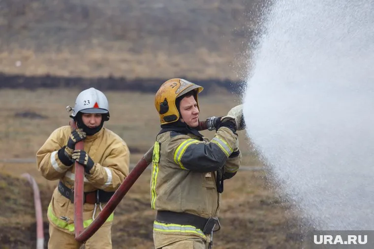 Пожар перекинулся с земли на здания