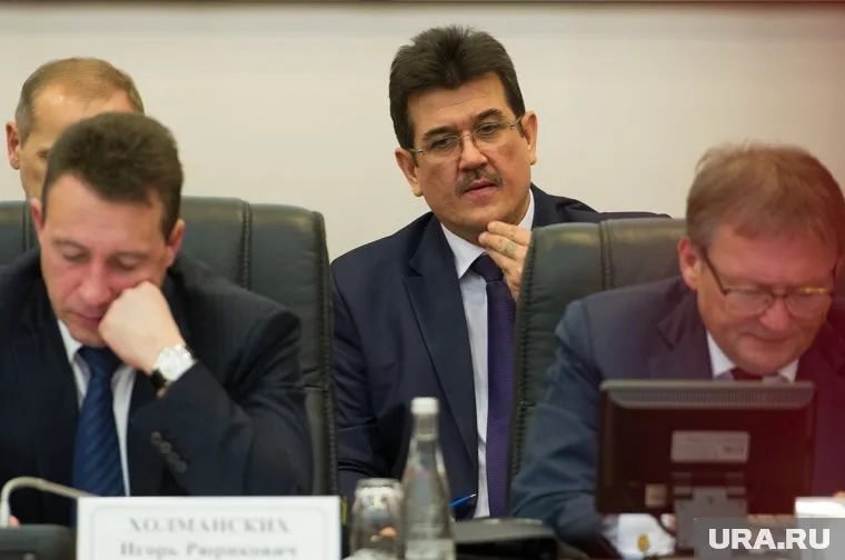 Источник: Сергей Зайцев (в центре) возглавит управление генпрокуратуры РФ в УрФО