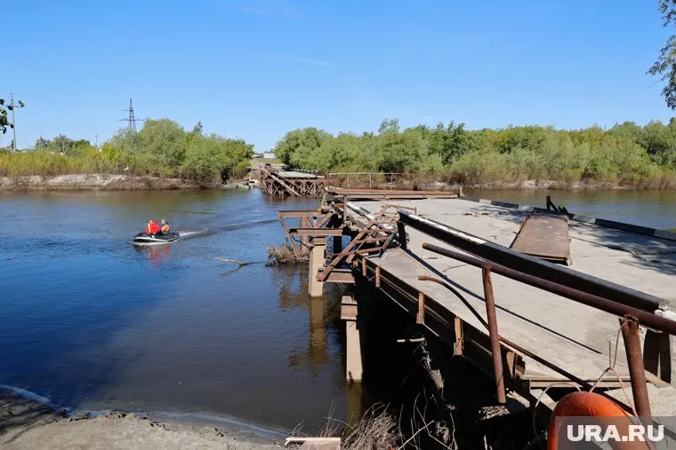 Мост был разрушен во время паводка (архивное фото)