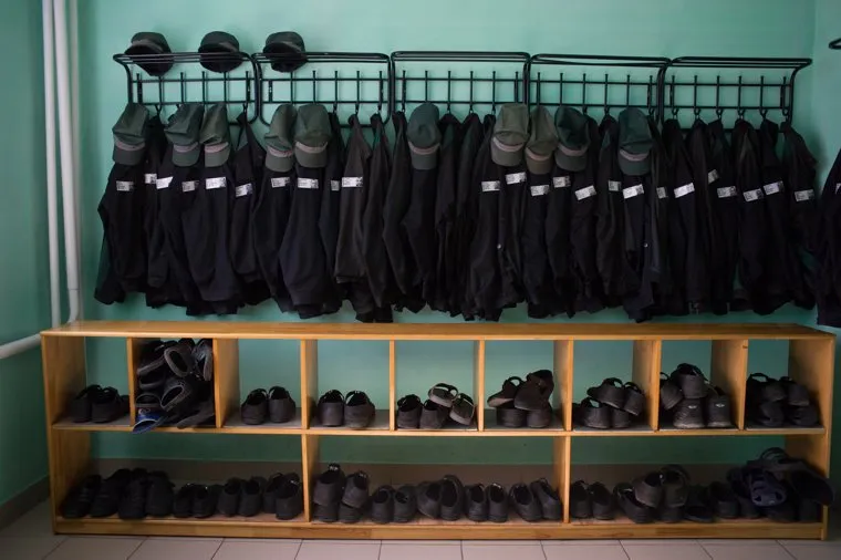 Первое сентября в кировоградской колонии для несовершеннолетних, заключенные, раздевалка, тюрьма, исправительная колония, зеки, спецодежда, тюремная одежда, тюремная роба, зэки