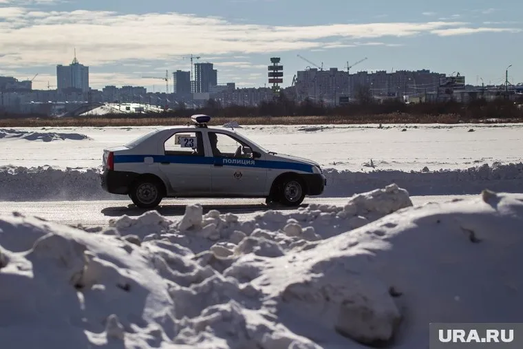 Госавтоинспекторы задержали нарушителей на льду (фото из архива)