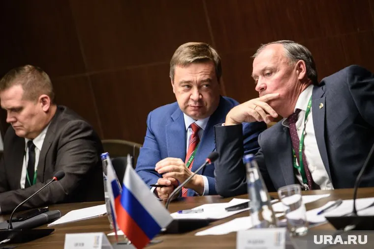 В кулуарном споре Алексея Орлова (справа), говорят, поддерживает представитель МИД Александр Харлов