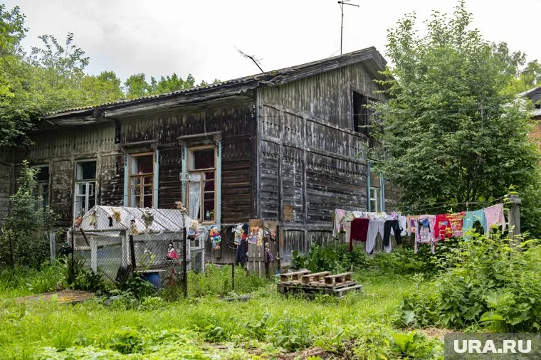 Сотрудница детдома купила на деньги подопечного комнату в бараке и оформила ее на свою дочь