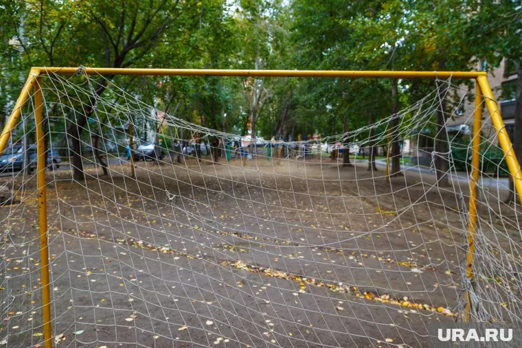 На 13-летнего мальчика упали игровые ворота