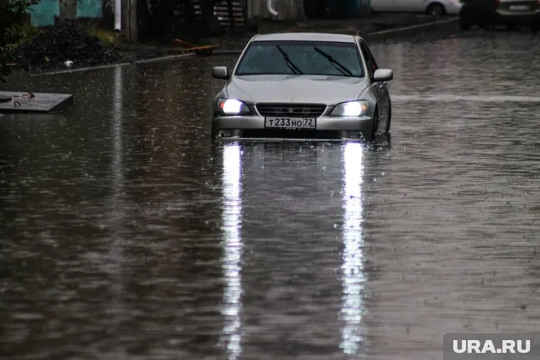 В Нижневартовске затопило улицу Мира