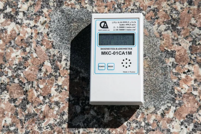 Замер радиации на набережной Шемякиным Александром, членом регионального штаба ОНФ. Тюмень, счетчик гейгера, дозиметр