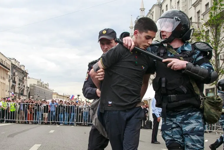 Несанкционированный митинг на Тверской улице. Москва, протестующие, тверская, митинг, автозаки, задержания, полиция, несанкционированный митинг, горожане, день россии