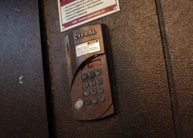 Тюменские бомжи ломают домофоны в новостройках, чтобы переночевать в подъездах