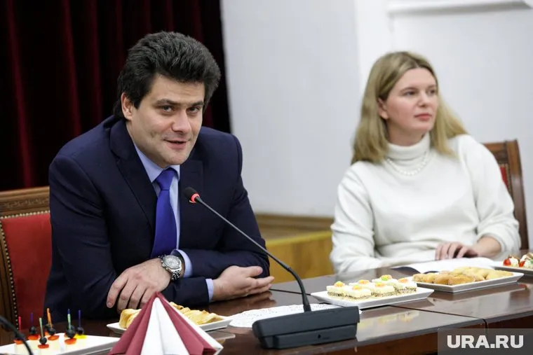 Мэр Екатеринбурга предложил ликвидировать с улиц машины, стоящие годами и мешающие уборке