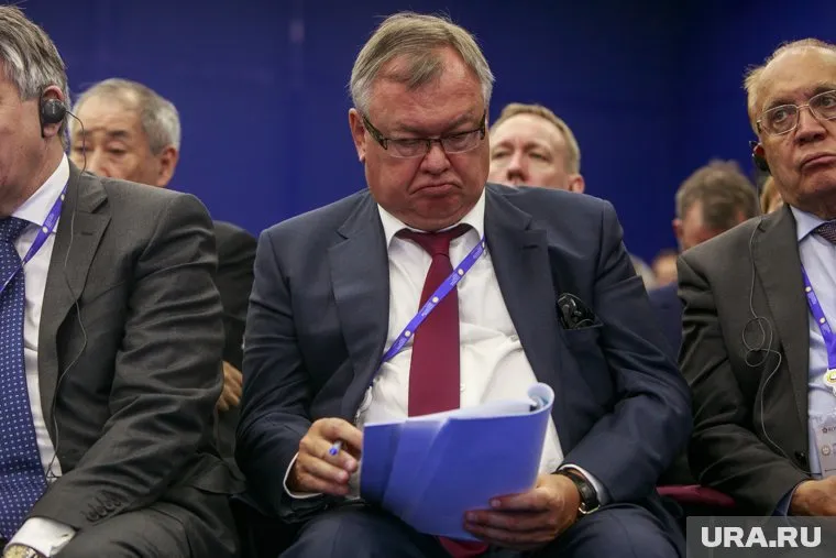 Андрей Костин считает, что Россия может обойтись без долларов