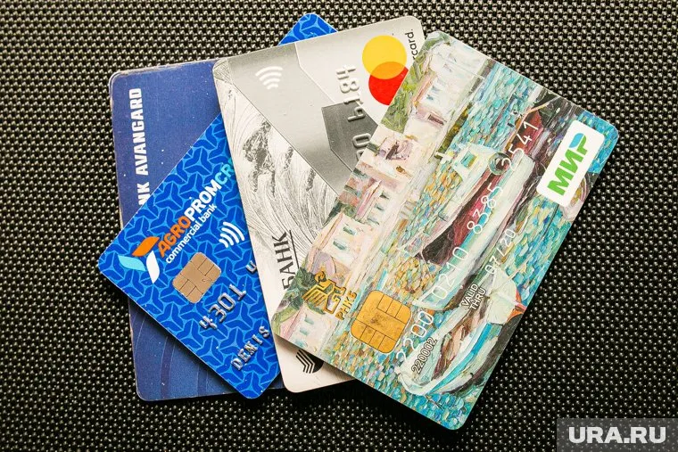 Операции для тех, кто не платит проценты по кредитным картам, заблокированы в Альфа-банке, Совкомбанке и Т-банке