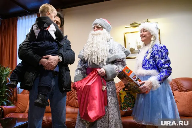 Альпинисты в образе Деда Мороза готовы залезть в окно на любом этаже