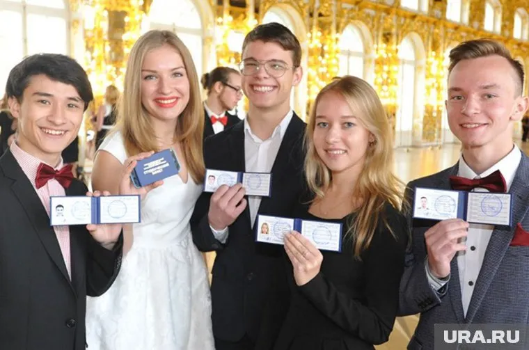 Это оригинальная фотография. Крайний слева - Руслан