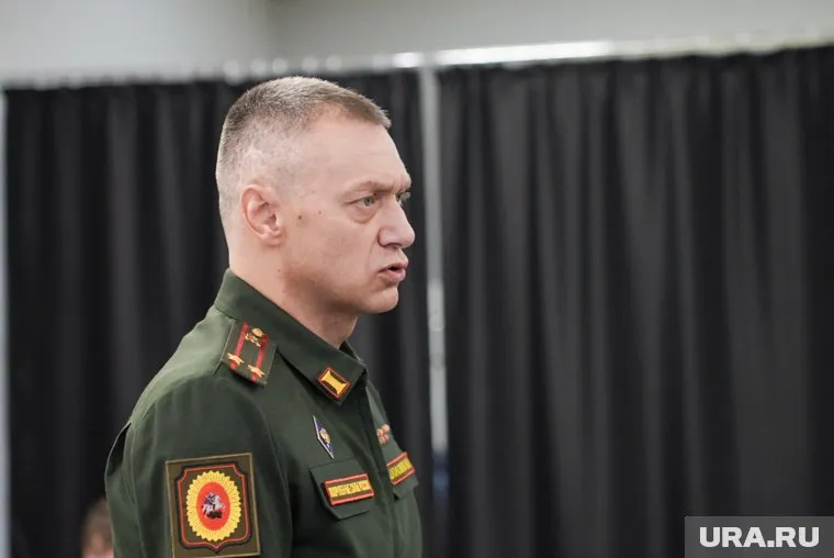 Максим Шоломов (справа) рассказал ребятам о подвиге своего взвода и сделал фото на память
