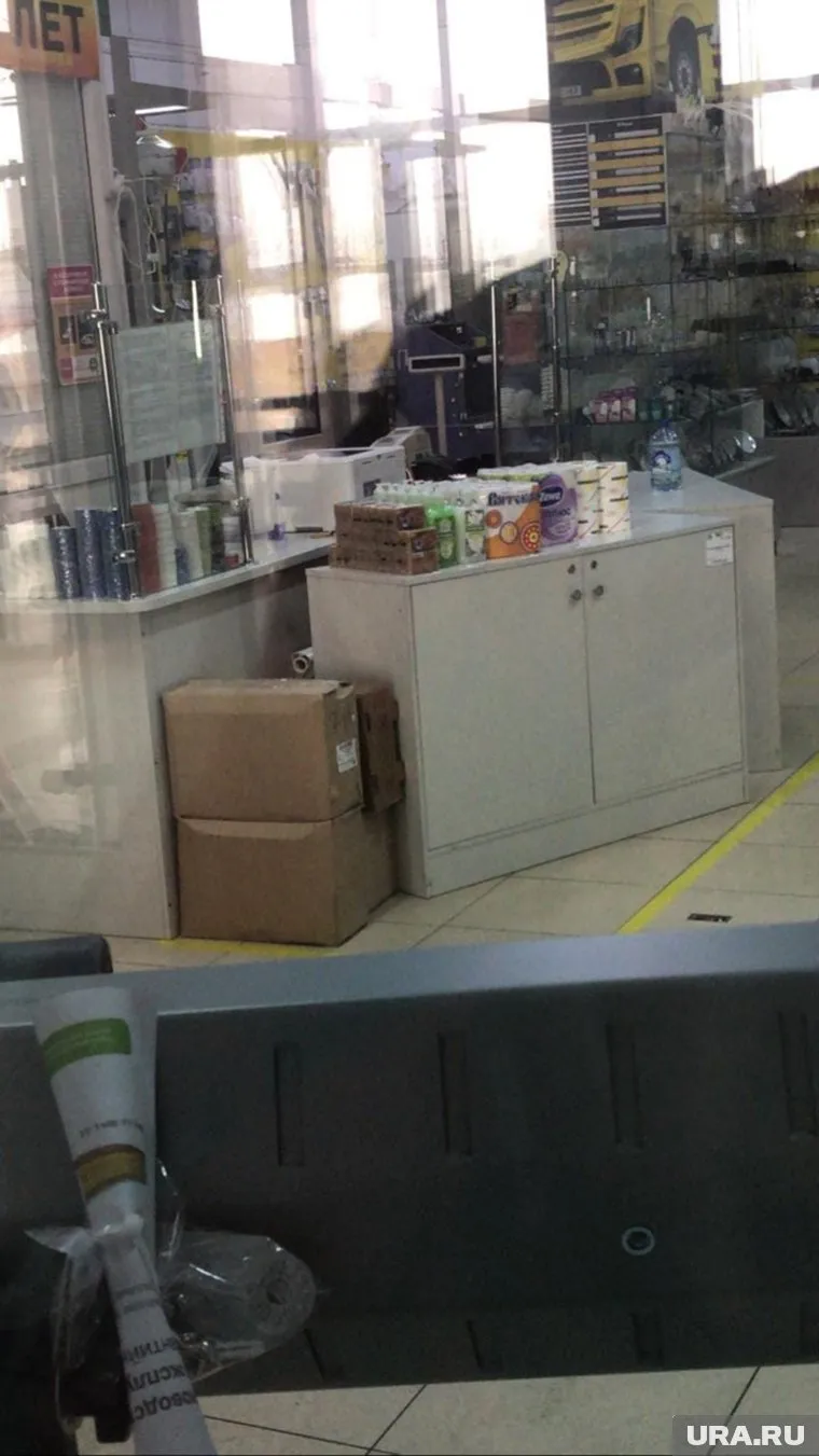 На прилавке магазина электротоваров появились мыло и туалетная бумага