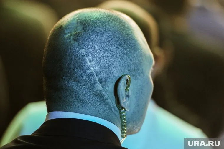 Охранники предоставили десантнику белую футболку, чтобы о смог пройти фейсконтроль