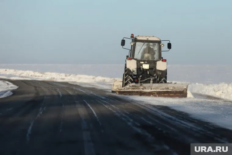 Спецтехника расчищает трассу от снега и гололеда