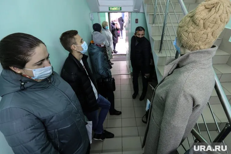 Курганец предложил за деньги постоять в больничных очередях