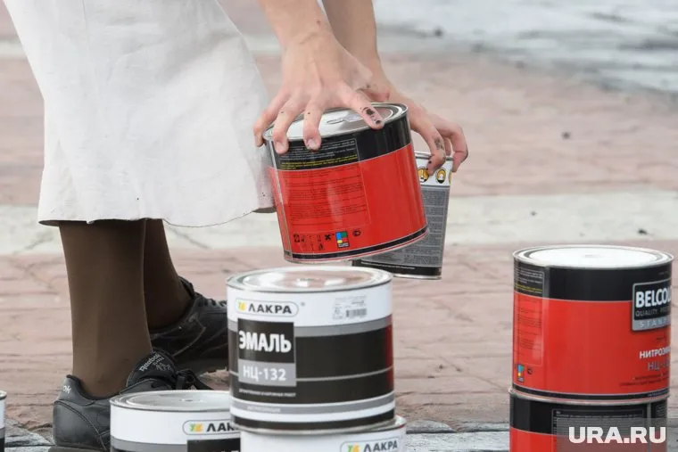 Российского посла облили красной краской