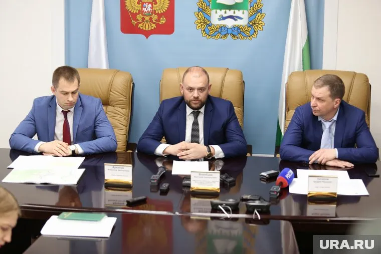 Анатолий Воробьев (в центре) назвал беспрецедентным объем финансирования на предстоящий ремонт дорог в Зауралье