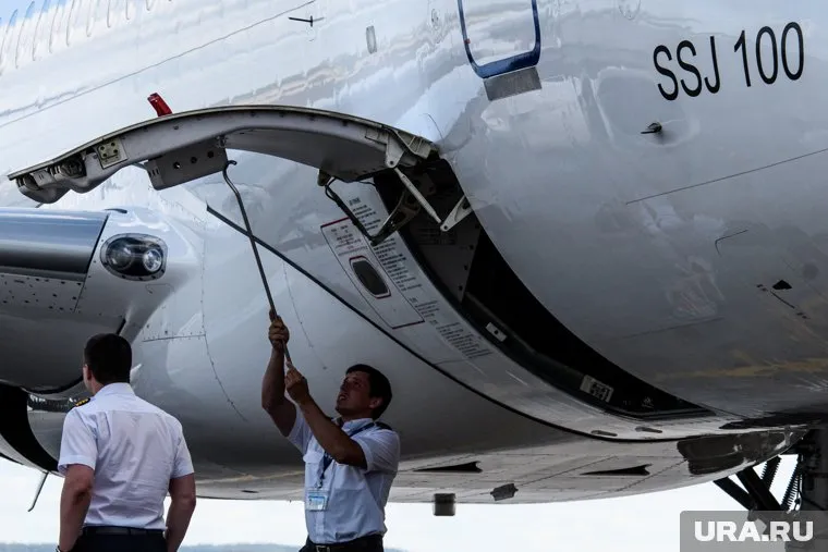 При проверке у самолета сорвался трап, но не смог полностью раскрыться