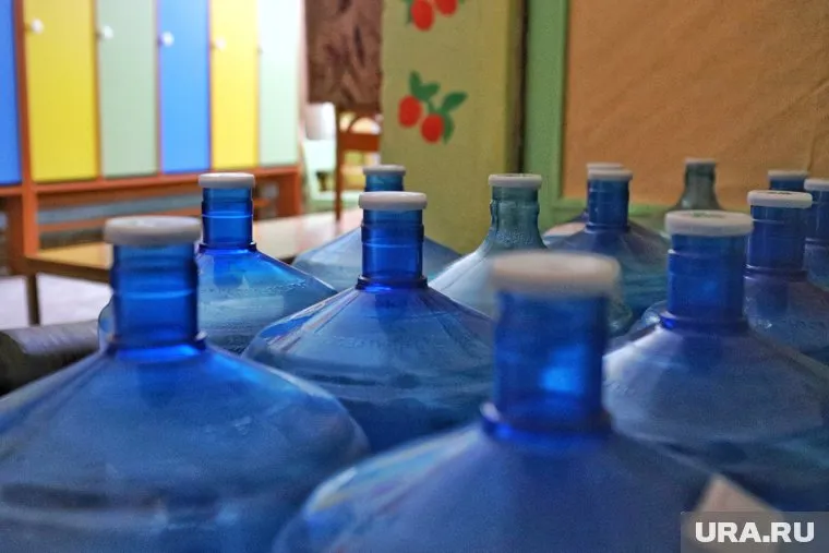 Местные власти развозят по домам питьевую воду в бутылках
