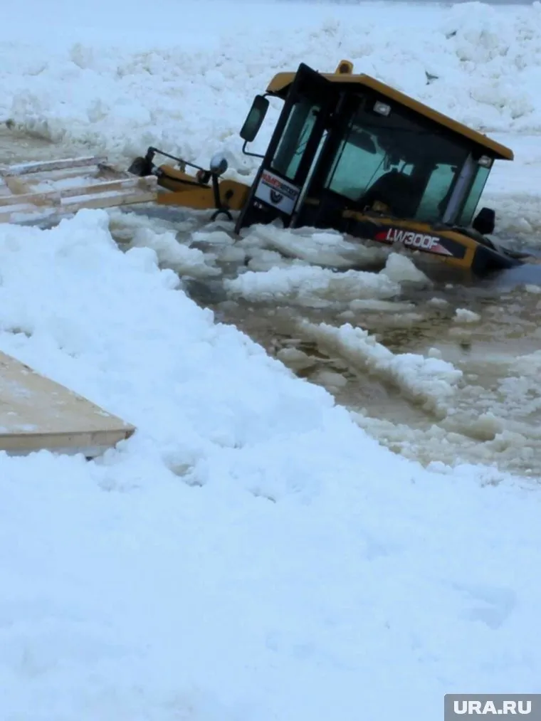 Спасателям удалось вовремя достать машину из воды