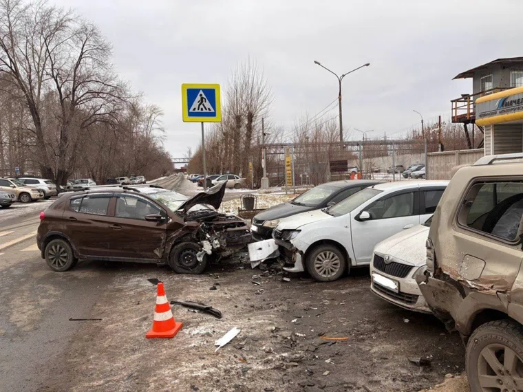 Машины были припаркованы на стоянке у завода 