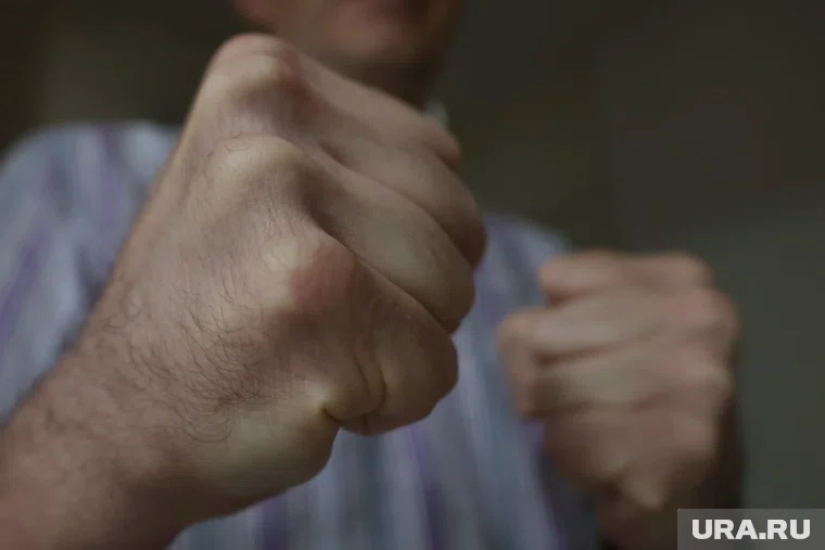 Мужчина также бил девочку руками и ногами