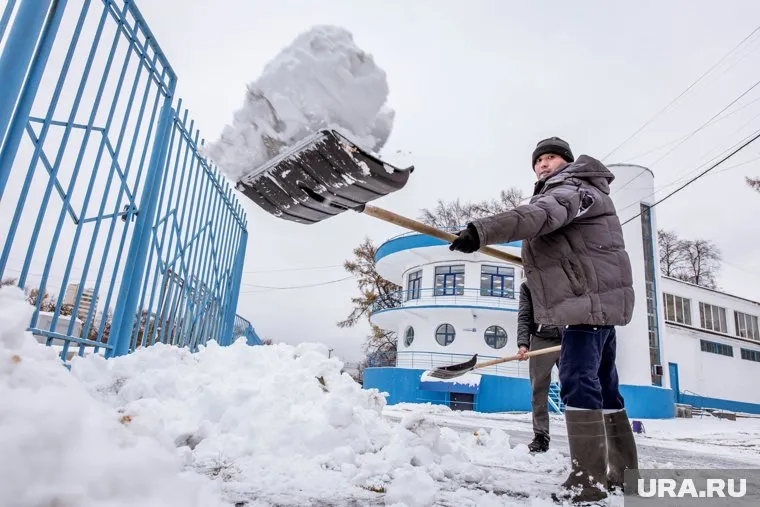 Учителя вышли на уборку снега добровольно, говорится в обращении