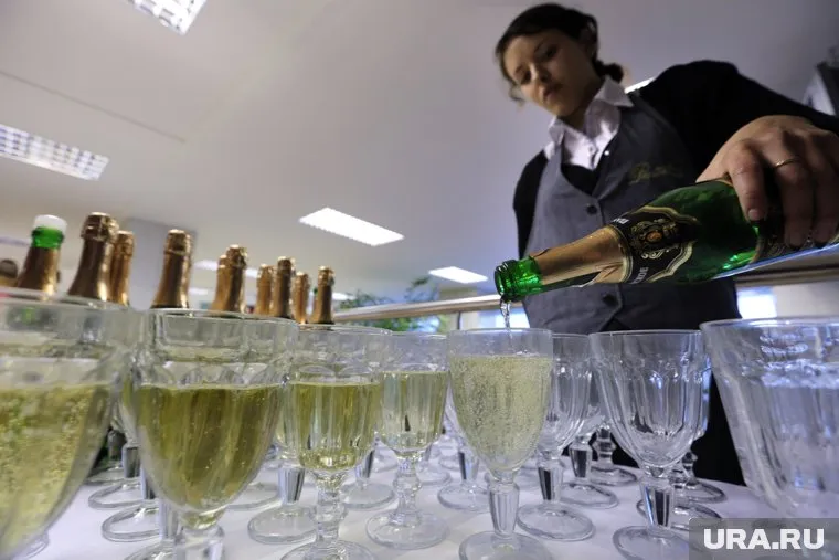 Девушки в пивном ресторане отравились шампанским