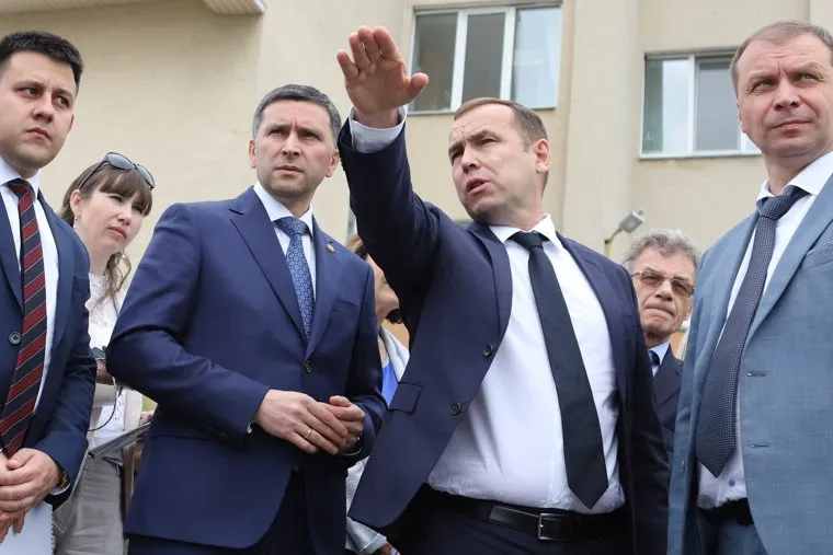 Министр природных ресурсов  Дмитрий Кобылкин осматривает набережную Тобола. Курган