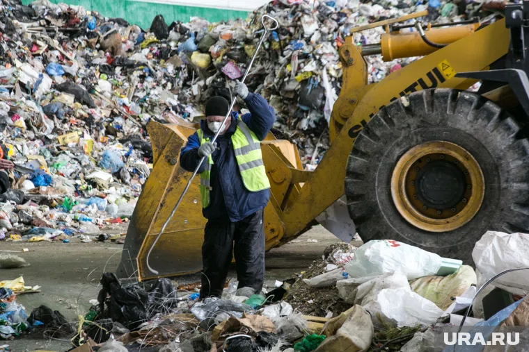 Мигрант, нарушивший режим пребывания в России, работал на свалке