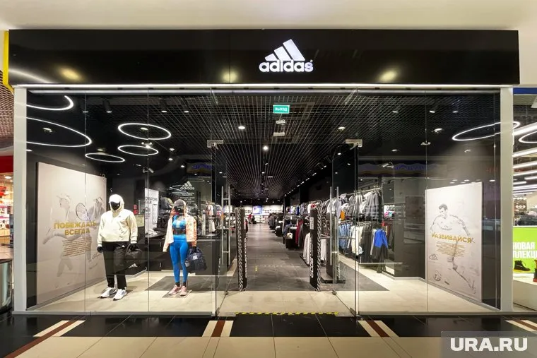 Adidas объявил о приостановке продаж на территории России
