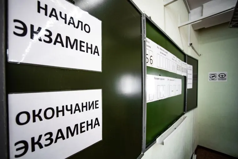 Монтаж камер, которые будут обеспечивать видеотрансляцию в ходе сдачи ЕГЭ. Екатеринбург