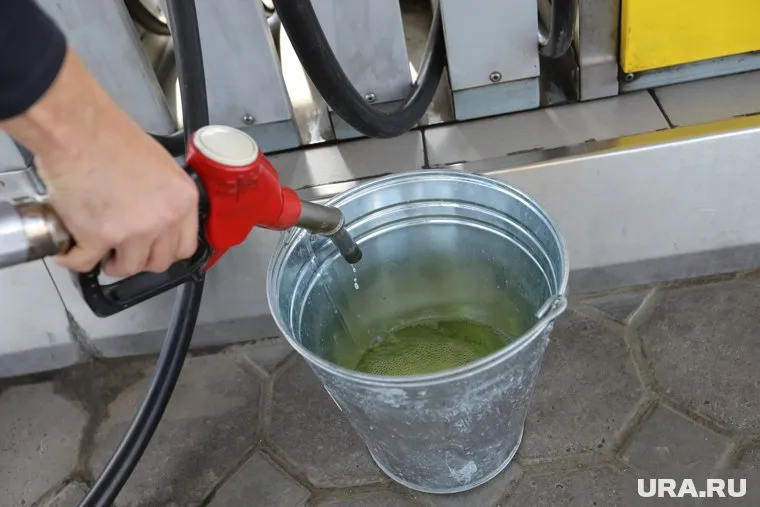 В Челябинске «Лукойл» продает не более десяти литров бензина в одни руки за раз