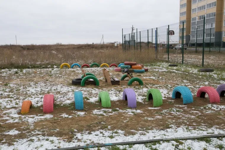 Обманутые дольщики строительной компании "Речелстрой". г. Курган, покрышки, детская площадка, шины