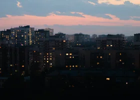 В Тюмени девушка выпала из окна многоэтажки