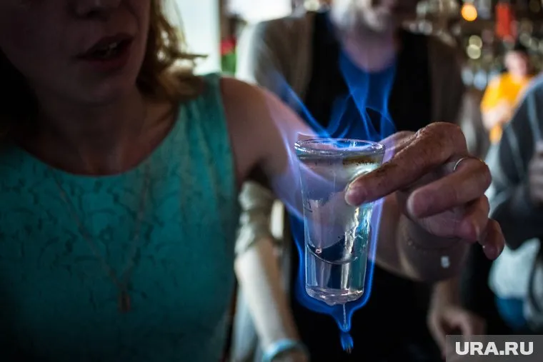 Челябинцы были бы рады, если бы покупатели алкоголя в скандальном павильоне распивали цивилизованно, а не у них во дворах и подъездах