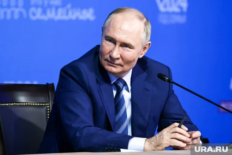 Путин поздравил россиян с днем Сухопутных войск